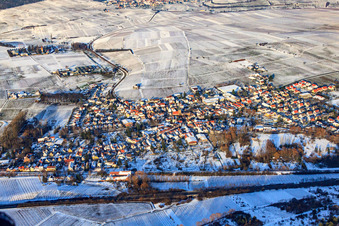 Dorfansicht aus Süden bei Schnee im Winter in Siebeldingen im Bundesland Rheinland-Pfalz, Deutschland