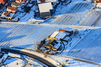 Luftbild von Weingut Gies-Düppel im Winter bei Schnee in Birkweiler im Bundesland Rheinland-Pfalz, Deutschland