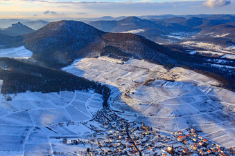 Schrägluftbild von Winzerdorf unter der Weinlage Keschdebusch im Winter bei Schnee in Birkweiler im Bundesland Rheinland-Pfalz, Deutschland