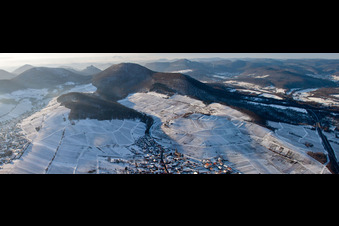 Pfälzer Weinorte Birkweiler und Ranschbach vor den weißen und schneebedeckten Weinbergen zu Füßen des Hohenbergs und des Trifels in der Pfälzer Berglandschaft in Ranschbach im Bundesland Rheinland-Pfalz, Deutschland