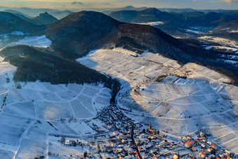 Winzerdorf unter der Weinlage Keschdebusch im Winter bei Schnee in Birkweiler im Bundesland Rheinland-Pfalz, Deutschland von oben