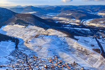 Winzerdorf unter der Weinlage Keschdebusch im Winter bei Schnee in Birkweiler im Bundesland Rheinland-Pfalz, Deutschland aus der Luft
