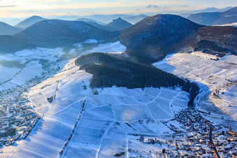 Mandelhein Birkweiler im Winter bei Schnee im Bundesland Rheinland-Pfalz, Deutschland
