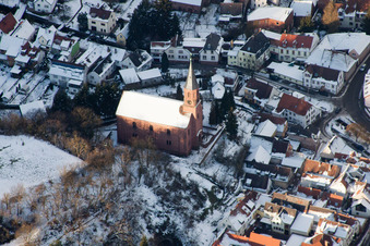 Ortsansicht der Straßen und Häuser der Wohngebiete in Albersweiler im Winter im Bundesland Rheinland-Pfalz, Deutschland von oben