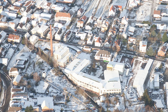 Ortsansicht der Straßen und Häuser der Wohngebiete in Albersweiler im Winter im Bundesland Rheinland-Pfalz, Deutschland aus der Luft