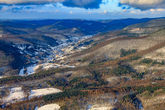 Dorfansicht im Pfälzerwald aus Südosten bei Schnee im Winter in Eußerthal im Bundesland Rheinland-Pfalz, Deutschland