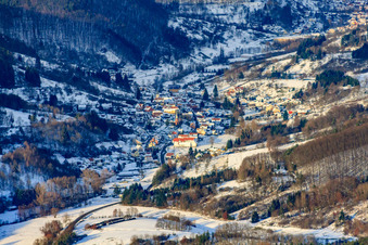 Luftbild von Dorfansicht im Pfälzerwald aus Südosten bei Schnee im Winter in Eußerthal im Bundesland Rheinland-Pfalz, Deutschland