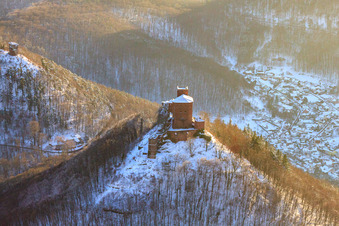 Luftaufnahme von Burg Trifels im Schnee in Annweiler am Trifels im Bundesland Rheinland-Pfalz, Deutschland