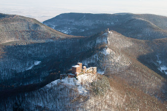 Die 4 Burgen Trifels, Anebos, Jungturm und Münz im Schnee in Annweiler am Trifels im Bundesland Rheinland-Pfalz, Deutschland