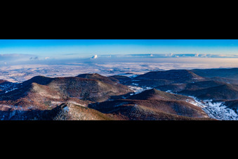 Panorama des Rand des Pfälzerwald aus Nordosten bei Schnee im Winter in Waldrohrbach im Bundesland Rheinland-Pfalz, Deutschland