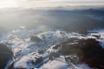 Im Winter von Norden in Völkersweiler im Bundesland Rheinland-Pfalz, Deutschland