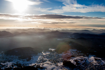 Winterlich schneebedeckte Wald und Berglandschaft des Pfälzerwald in Gossersweiler-Stein im Bundesland Rheinland-Pfalz, Deutschland