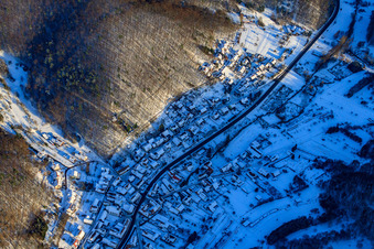 Dorfansicht im Pfälzerwald bei Schnee im Winter in Waldrohrbach im Bundesland Rheinland-Pfalz, Deutschland