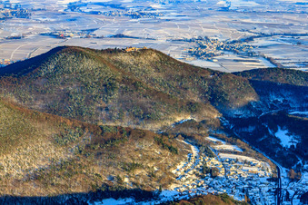 Dorfansicht unter der Madenburg im Pfälzerwald bei Schnee im Winter in Waldhambach im Bundesland Rheinland-Pfalz, Deutschland