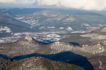 Die 4 Burgen Trifels, Anebos, Jungturm und Münz im Schnee in Leinsweiler im Bundesland Rheinland-Pfalz, Deutschland