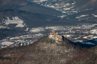 Burg Trifels im Schnee in Annweiler am Trifels im Bundesland Rheinland-Pfalz, Deutschland von oben