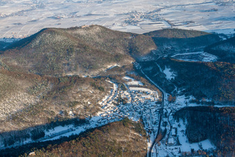 Winterlich schneebedeckte Dorf - Ansicht und Madenburg in Waldhambach im Bundesland Rheinland-Pfalz, Deutschland
