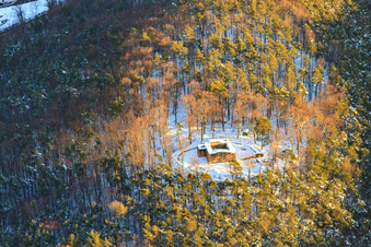 Burgruine Waldschlössel im Winter bei Schnee in Klingenmünster im Bundesland Rheinland-Pfalz, Deutschland