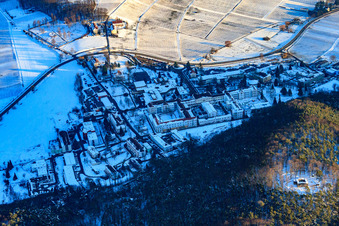 Burgruine Waldschlössel über dem Pfalzklinikum Landeck im Winter bei Schnee in Klingenmünster im Bundesland Rheinland-Pfalz, Deutschland
