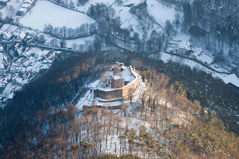 Ruine Landeck im Winter bei Schnee in Klingenmünster im Bundesland Rheinland-Pfalz, Deutschland