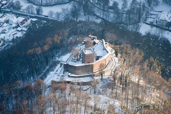 Winterlich schneebedeckte Ruine und Mauerreste der ehemaligen Burganlage Landeck in Klingenmünster im Winter im Bundesland Rheinland-Pfalz, Deutschland