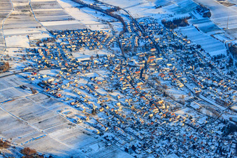 Dorfansicht bei Schnee im Winter in Klingenmünster im Bundesland Rheinland-Pfalz, Deutschland