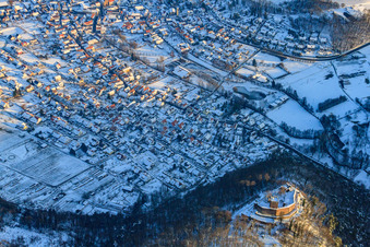 Luftbild von Dorfansicht bei Schnee im Winter in Klingenmünster im Bundesland Rheinland-Pfalz, Deutschland