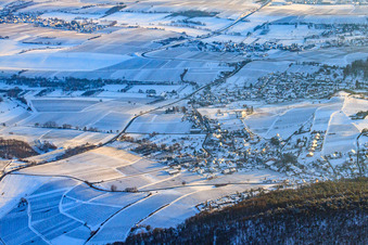 Dorfansicht bei Schnee im Winter aus Norden im Ortsteil Gleiszellen in Gleiszellen-Gleishorbach im Bundesland Rheinland-Pfalz, Deutschland