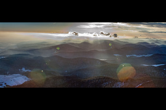 Panorama der Berge des Pfälzerwald aus Nordosten bei Schnee im Winter in Bad Bergzabern im Bundesland Rheinland-Pfalz, Deutschland