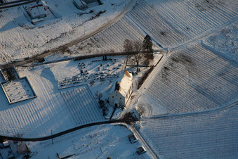 Winterlich schneebedeckte Kirchengebäude der Kapelle Dyonisos in Gleiszellen-Gleishorbach im Bundesland Rheinland-Pfalz, Deutschland