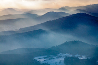 Schneebedeckte Hügel am Haardtrand des Pfälzerwald im Ortsteil Pleisweiler in Gleiszellen-Gleishorbach in Pleisweiler-Oberhofen im Bundesland Rheinland-Pfalz, Deutschland