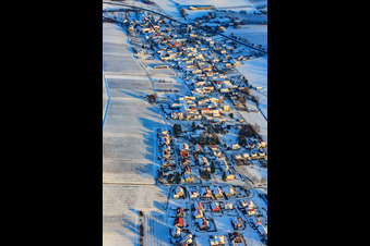 Dorfansicht bei Schnee im Winter aus Westen in Niederhorbach im Bundesland Rheinland-Pfalz, Deutschland