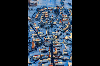 Protest. Kirche und Wassergassse x ob. Hauptstrasse im Winter bei Schnee im Ortsteil Kapellen in Kapellen-Drusweiler im Bundesland Rheinland-Pfalz, Deutschland