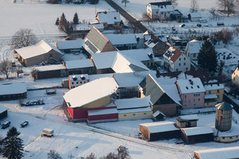 Luftbild von Winterlich schneebedeckte Drehbare Photovoltaikanlage auf einem Stall im Ortsteil Deutschhof in Kapellen-Drusweiler im Bundesland Rheinland-Pfalz, Deutschland