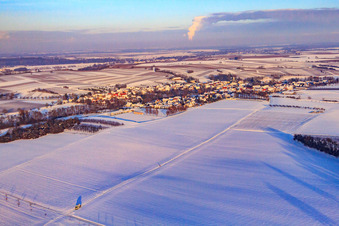 Dorfansicht bei Schnee im Winter aus Südwesten in Dierbach im Bundesland Rheinland-Pfalz, Deutschland