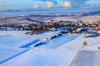 Dorfansicht bei Schnee im Winter aus Südosten in Dierbach im Bundesland Rheinland-Pfalz, Deutschland