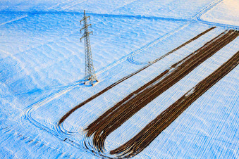 Frisch gejauchtes Feld im Winter bei Schnee in Freckenfeld im Bundesland Rheinland-Pfalz, Deutschland