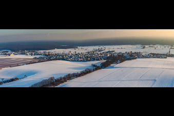 Dorfansicht bei Schnee im Winter aus Nordwesten in Freckenfeld im Bundesland Rheinland-Pfalz, Deutschland