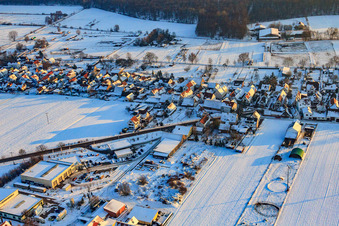 Ortsausfahrt Ost im Winter bei Schnee in Freckenfeld im Bundesland Rheinland-Pfalz, Deutschland