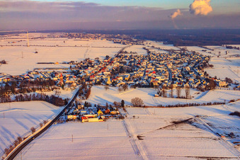 Dorfansicht im Abendlicht bei Schnee im Winter aus Westen in Minfeld im Bundesland Rheinland-Pfalz, Deutschland