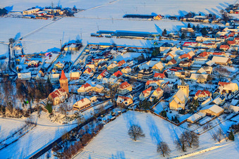 Zwei Kirchen im Abendlicht bei Schnee im Winter in Minfeld im Bundesland Rheinland-Pfalz, Deutschland