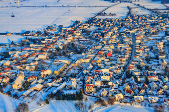 Eichstraße im Abendlicht bei Schnee im Winter in Minfeld im Bundesland Rheinland-Pfalz, Deutschland