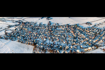 Dorfansicht im Abendlicht bei Schnee im Winter aus Süden in Minfeld im Bundesland Rheinland-Pfalz, Deutschland