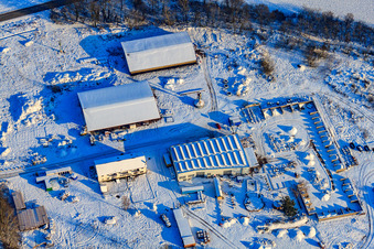 Luftbild von Sägewerk bei Schnee im Winter in Hagenbach im Bundesland Rheinland-Pfalz, Deutschland