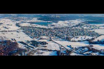 Panorama der Stadtansicht bei Schnee im Winter von Westen in Hagenbach im Bundesland Rheinland-Pfalz, Deutschland