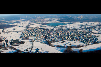 Winterlich schneebedeckte Panorama - Perspektive Ortsansicht der Straßen und Häuser der Wohngebiete in Hagenbach im Bundesland Rheinland-Pfalz, Deutschland