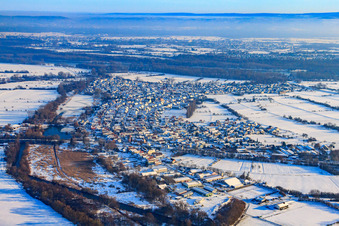 Luftbild von Dorfansicht bei Schnee im Winter aus Westen in Neuburg am Rhein im Bundesland Rheinland-Pfalz, Deutschland