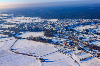 Dorfansicht bei Schnee im Winter aus Osten in Berg im Bundesland Rheinland-Pfalz, Deutschland