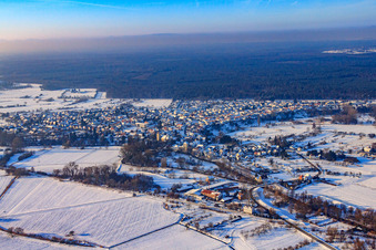 Luftbild von Dorfansicht bei Schnee im Winter aus Osten in Berg im Bundesland Rheinland-Pfalz, Deutschland