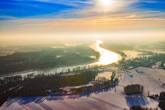 Verlauf des Rhein nach Süden bei Schnee im Winter in Lauterbourg im Bundesland Bas-Rhin, Frankreich